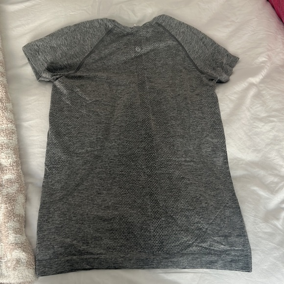 Grey short sleeve swiftly tech - Picture 3 of 3